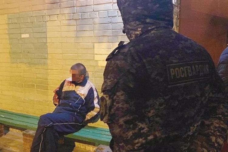 В Красном Селе наряд Росгвардии задержал вооруженного ножом гражданина, напавшего на прохожего из-за сделанного замечания