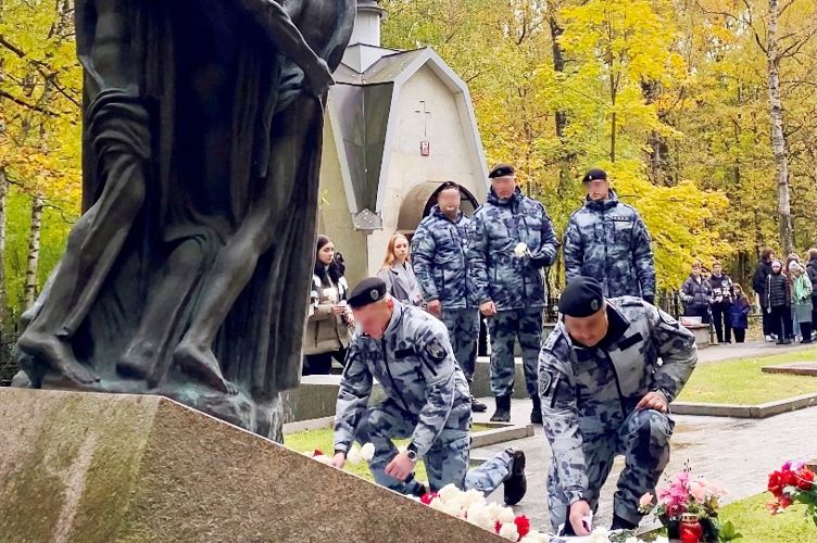 Сотрудники Росгвардии приняли участие в церемонии открытия акции памяти павших воинов России «Дни Белых Журавлей»