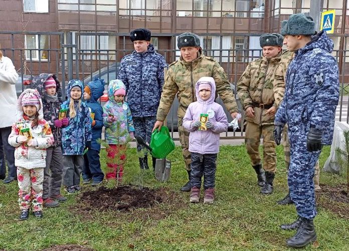 Cотрудники и военнослужащие Росгвардии присоединились к патриотическо-экологической акции "Посади дерево памяти"