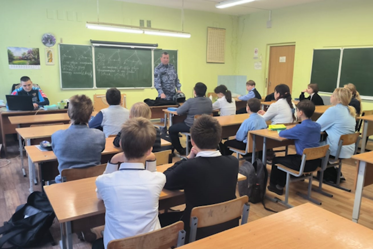 В Ленинградской области сотрудники вневедомственной охраны провели уроки мужества для учащихся школ