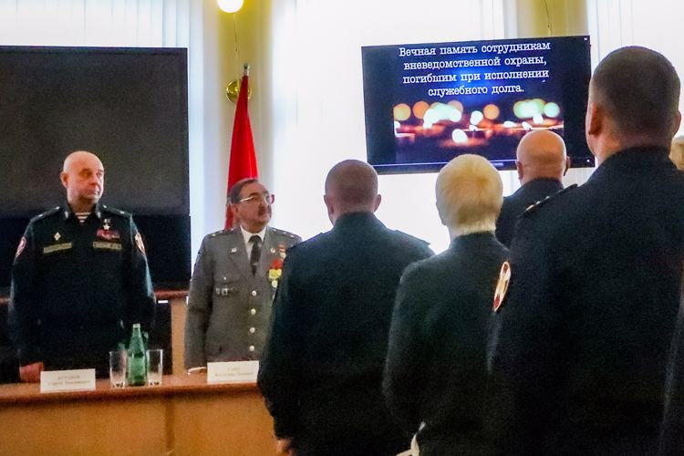 Командующий Северо-Западным округом Росгвардии поздравил личный состав вневедомственной охраны региона с профессиональным праздником