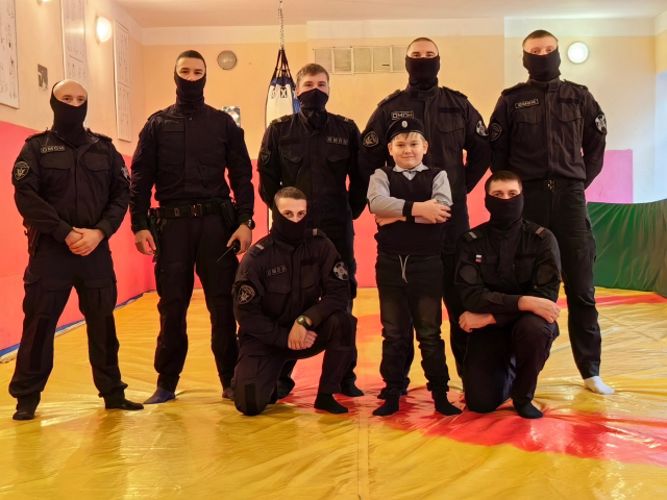 Сотрудники петербургского ОМОН Росгвардии поздравили сына участника СВО с днём рождения