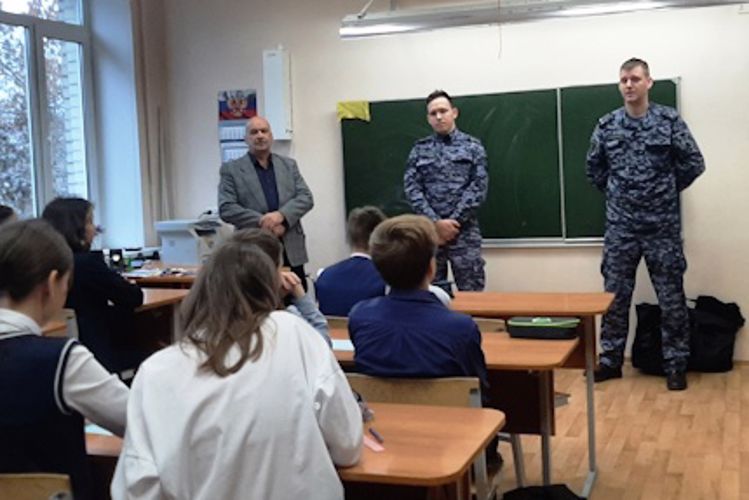 В Санкт-Петербурге и Ленинградской области сотрудники Росгвардии провели уроки мужества для учащихся школ
