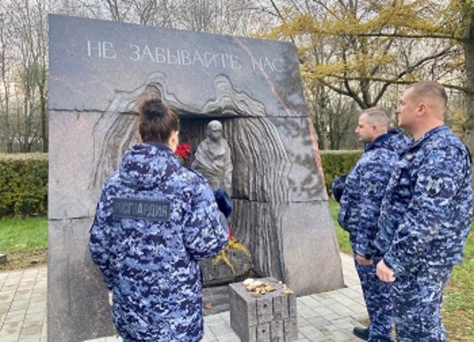Сотрудники вневедомственной охраны посетили мемориал памяти узников фашистских концлагерей