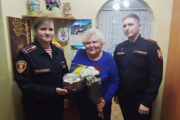 В Гатчине сотрудники Росгвардии поздравили мать погибшего сослуживца с Днём матери