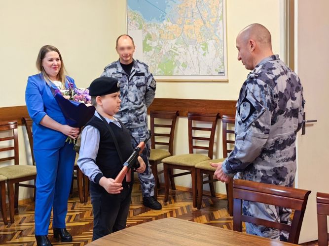 Сотрудники петербургского ОМОН Росгвардии поздравили сына участника СВО с днём рождения