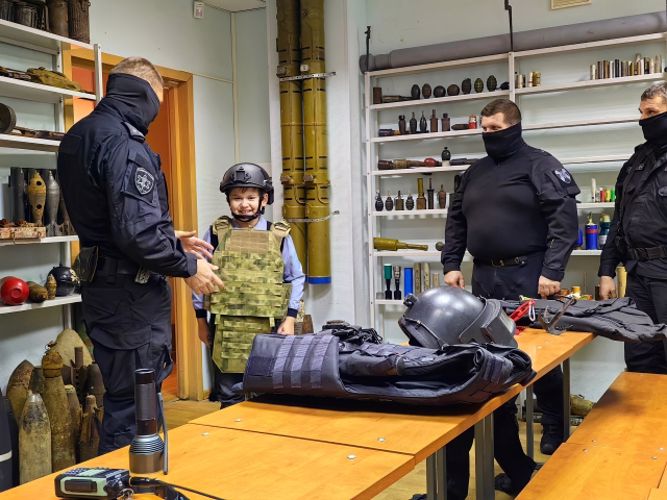 Сотрудники петербургского ОМОН Росгвардии поздравили сына участника СВО с днём рождения