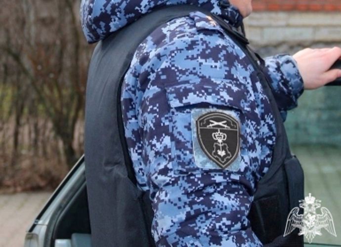 В Калининском районе наряд Росгвардии задержал гражданина, который в ТРК сбросил с эскалатора другого мужчину