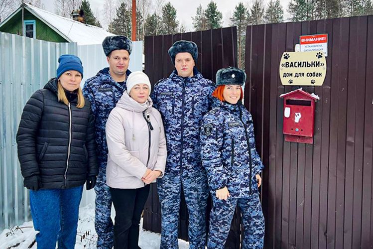 В Лодейном поле сотрудники Росгвардии посетили приют для бездомных животных