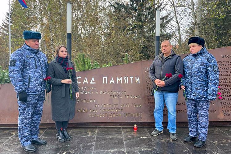 Во Всеволожске сотрудники Росгвардии приняли участие в траурном митинге, посвященном памяти жертв авиакатастрофы над Синайским полуостровом