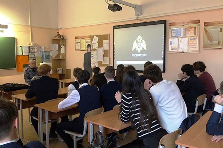 В Пушкине сотрудники Росгвардии провели урок мужества для учащихся средней школы