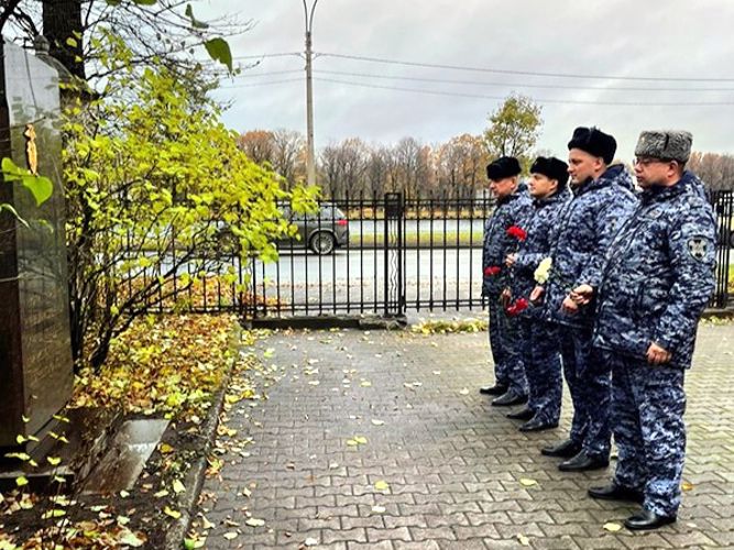 Сотрудники ГУ Росгвардии почтили память товарищей, погибших при выполнении служебного долга