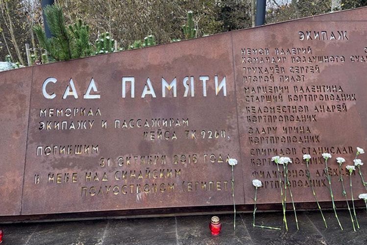 Во Всеволожске сотрудники Росгвардии приняли участие в траурном митинге, посвященном памяти жертв авиакатастрофы над Синайским полуостровом