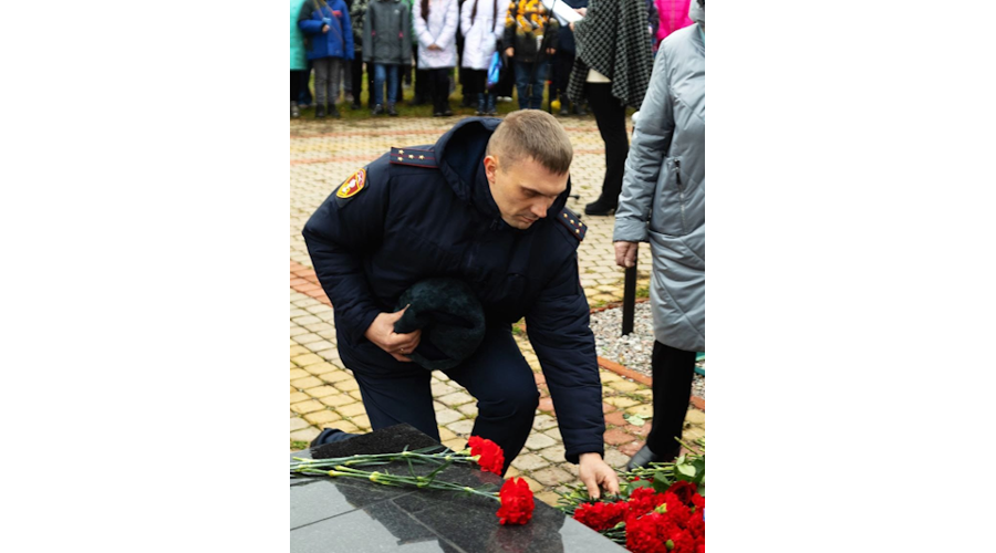 В Сланцах сотрудники Росгвардии приняли участие в открытии обновленной мемориальной доски