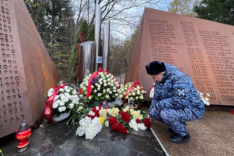 Во Всеволожске сотрудники Росгвардии приняли участие в траурном митинге, посвященном памяти жертв авиакатастрофы над Синайским полуостровом