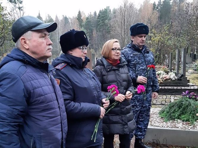 Сотрудники ГУ Росгвардии почтили память товарищей, погибших при выполнении служебного долга
