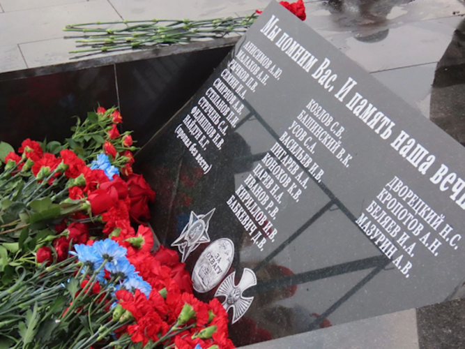 В Сланцах сотрудники Росгвардии приняли участие в открытии обновленной мемориальной доски