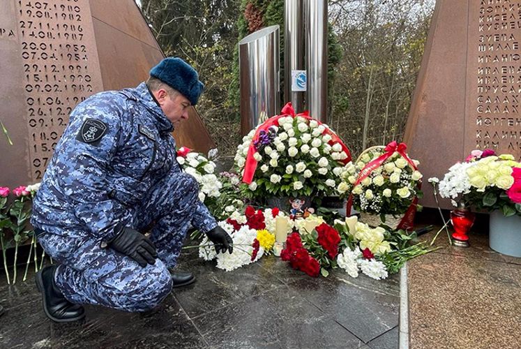 Во Всеволожске сотрудники Росгвардии приняли участие в траурном митинге, посвященном памяти жертв авиакатастрофы над Синайским полуостровом