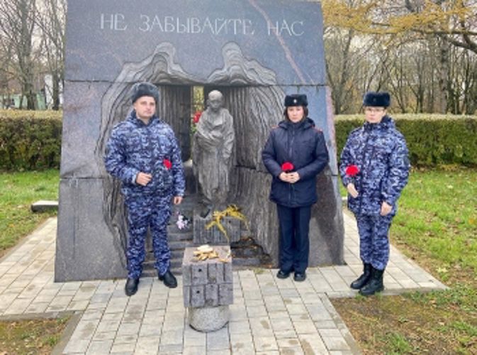 Сотрудники вневедомственной охраны посетили мемориал памяти узников фашистских концлагерей