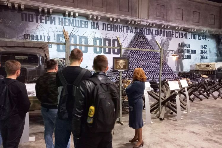 В преддверии Дня народного единства сотрудники ОМОН  и члены их семей посетили выставку «Ленрезерв»