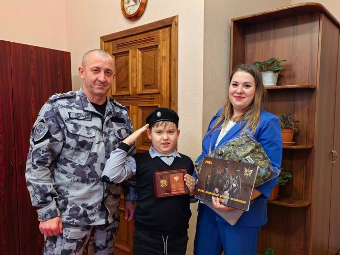 Сотрудники петербургского ОМОН Росгвардии поздравили сына участника СВО с днём рождения