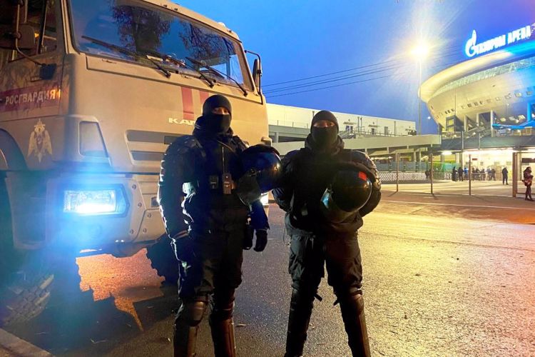Подразделения Росгвардии обеспечили общественный порядок во время футбольного и хоккейного матчей