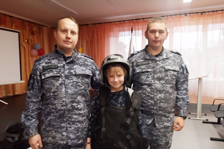 В Санкт-Петербурге и Ленинградской области сотрудники Росгвардии провели уроки мужества для учащихся школ