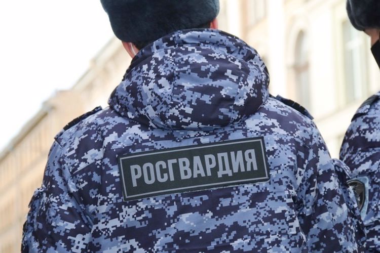Сотрудники Росгвардии задержали троих граждан, взобравшихся на храм Воскресения Христова на Крови