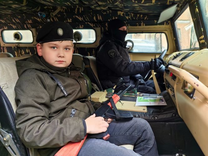 Сотрудники петербургского ОМОН Росгвардии поздравили сына участника СВО с днём рождения