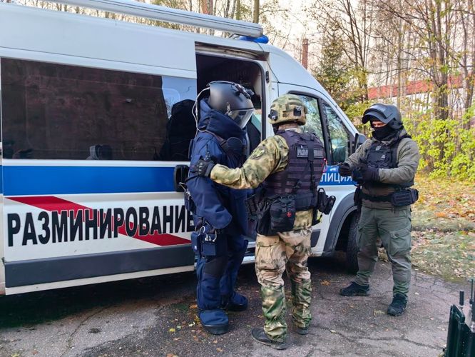 В Пушкине специалисты ОМОН Росгвардии обследовали и уничтожили на полигоне несколько боеприпасов времён войны