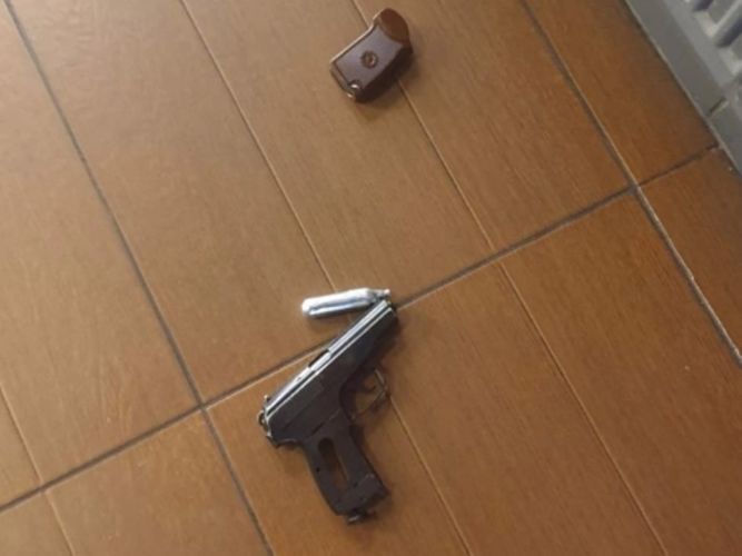 Сотрудники Росгвардии задержали хулигана, угрожавшего пистолетом посетительницам бара на проспекте Просвещения