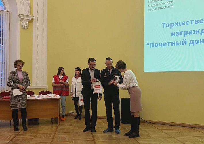 Сотрудник Главного управления Росгвардии награжден знаком "Почетный донор Санкт-Петербурга"