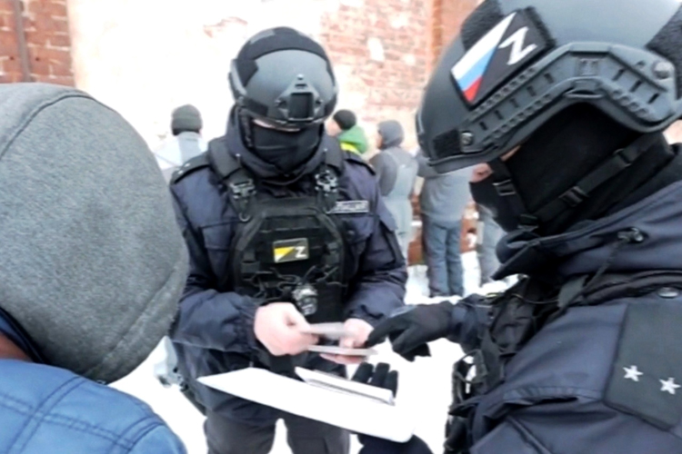 В Петербурге сотрудники ОМОН обеспечили проведение мероприятий по проверке соблюдения миграционного законодательства