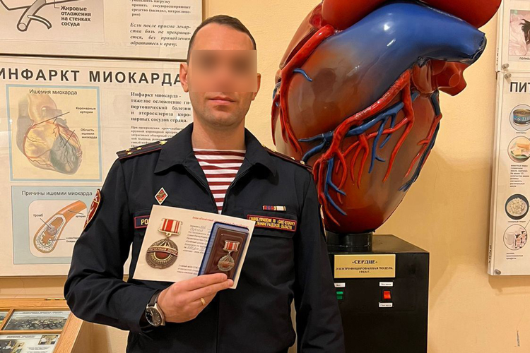 Сотрудник Главного управления Росгвардии награжден знаком "Почетный донор Санкт-Петербурга"