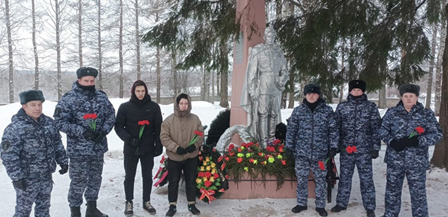 В Тихвине сотрудники Росгвардии приняли участие в общегородском мероприятии, посвящённом Дню героев Отечества