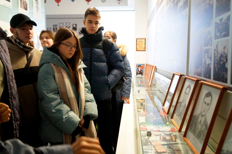Петербургские школьники побывали на базе расположения ОМОН "Бастион" Росгвардии