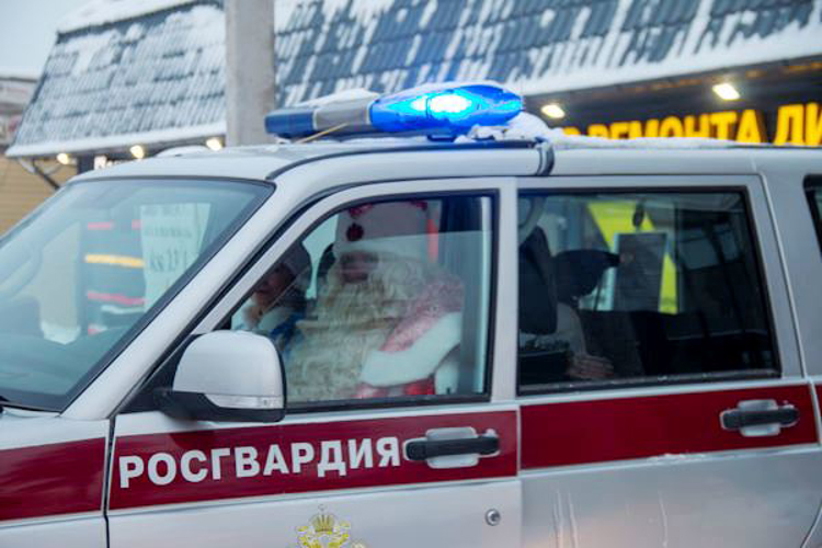 В Ленобласти сотрудники Росгвардии присоединились к новогодним акциям «Дед Мороз специального назначения» и «Дед Мороз на дом»