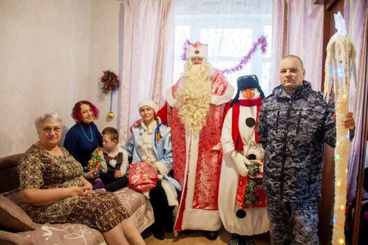 В Ленобласти сотрудники Росгвардии присоединились к новогодним акциям «Дед Мороз специального назначения» и «Дед Мороз на дом»