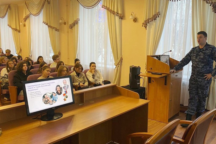 Сотрудники Росгвардии провели встречу с учащимися петербургского колледжа, посвященную Дню героев Отечества
