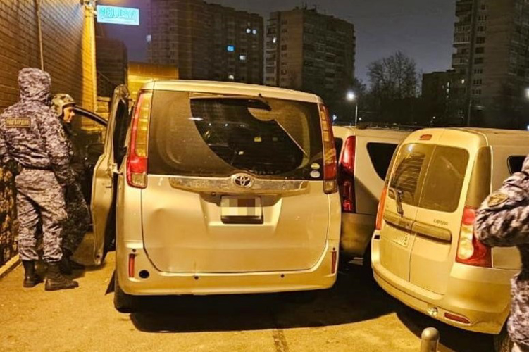 В Московском районе сотрудники вневедомственной охраны задержали нетрезвого водителя, повредившего шлагбаум и припаркованный автомобиль