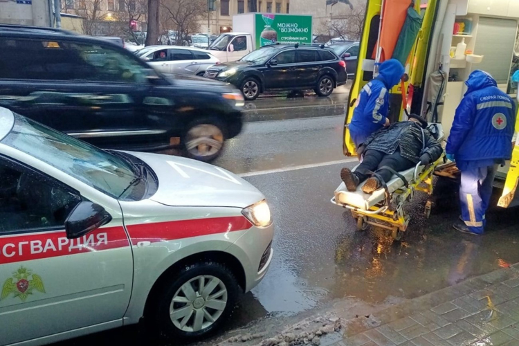 В Петроградском районе сотрудники Росгвардии пришли на помощь пенсионерке, получившей травму в результате ДТП