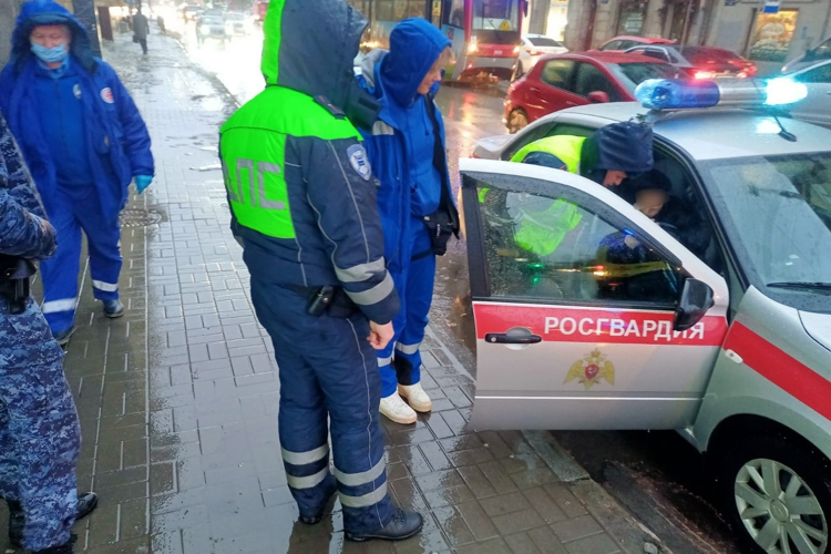 В Петроградском районе сотрудники Росгвардии пришли на помощь пенсионерке, получившей травму в результате ДТП