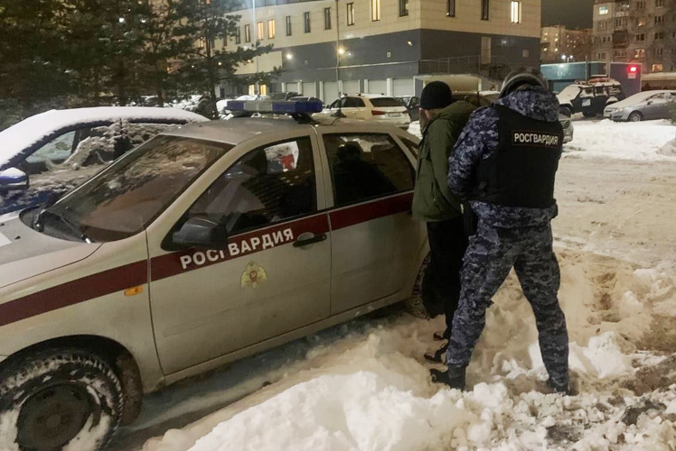 В Василеостровском районе наряд Росгвардии задержал правонарушителя, который под одеждой вынес из магазина 11 банок кофе и другие товары