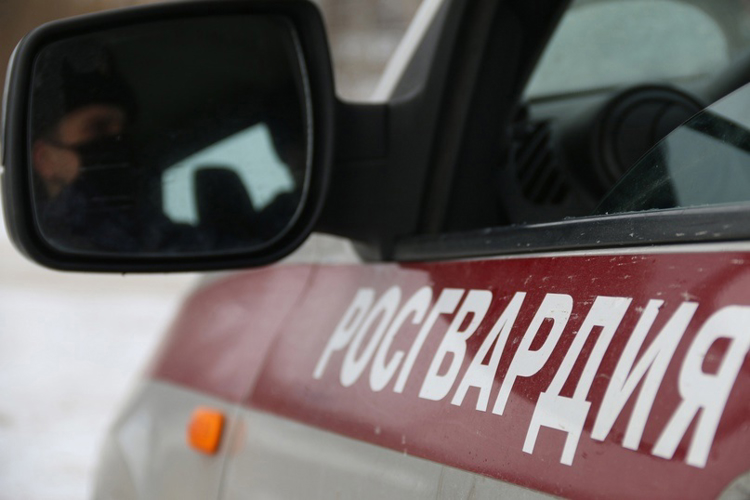 В Волхове наряд Росгвардии оказал содействие спасателям при эвакуации жильцов дома, в котором произошел пожар