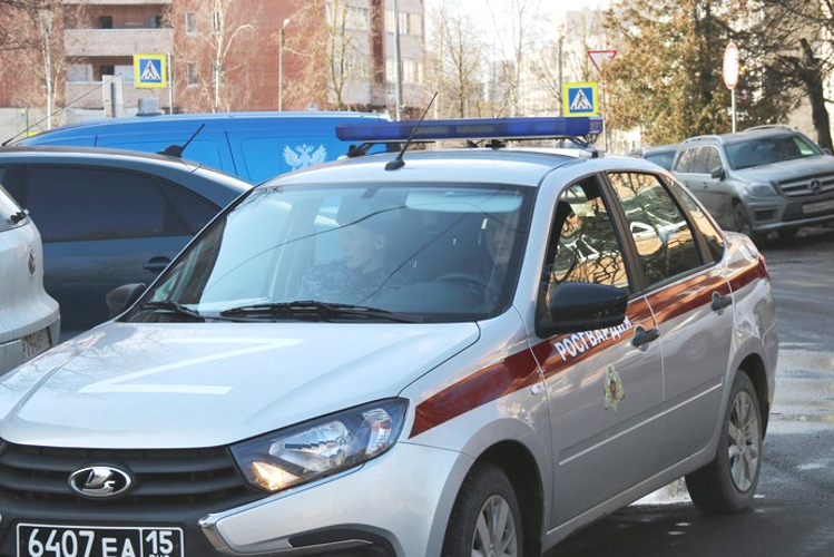 В Тихвине сотрудники Росгвардии задержали вооруженного ножом хулигана, угрожавшего расправой соседке