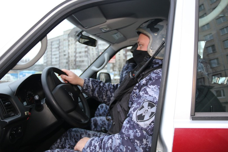 В Гатчине наряд вневедомственной охраны задержал разыскиваемого правонарушителя, мешавшего работе магазина