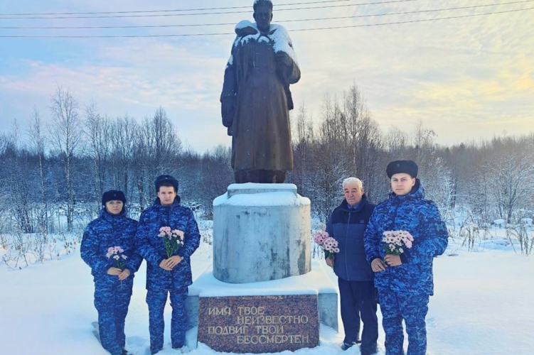 В Киришском районе сотрудники Росгвардии почтили память неизвестных солдат