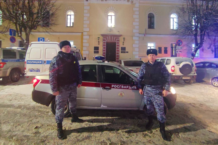В Гатчине сотрудники Росгвардии нашли и вернули матери ушедшую ночью из дома малолетнюю дочь