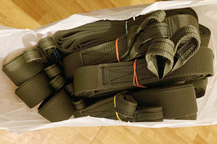 Юные петербуржцы изготавливают для бойцов специальной военной операции средства маскировки и эвакуации раненых
