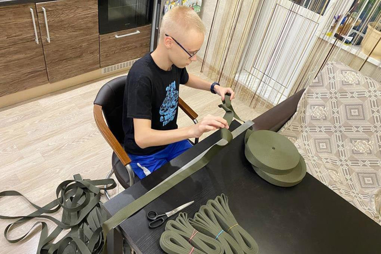 Юные петербуржцы изготавливают для бойцов специальной военной операции средства маскировки и эвакуации раненых